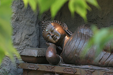 Eine liegende Buddha-Statue in der botanika GmbH