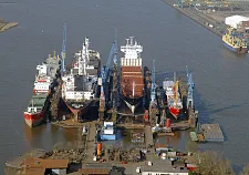 Eine Luftaufnahme der Docks der BREDO DRY DOCKS GmbH