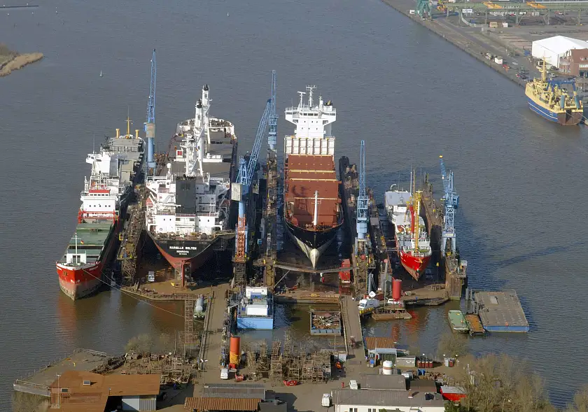 Eine Luftaufnahme der Docks der BREDO DRY DOCKS GmbH
