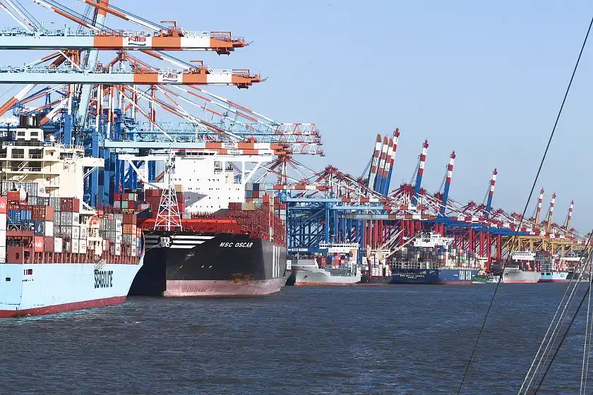 Containerschiffe und Hafenkräne im Containerterminal Bremerhaven