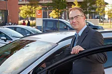 Eine cambio-Carsharing Station mit einer Person und silbernem Auto