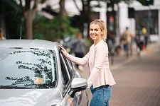 Eine Frau mit einem Auto