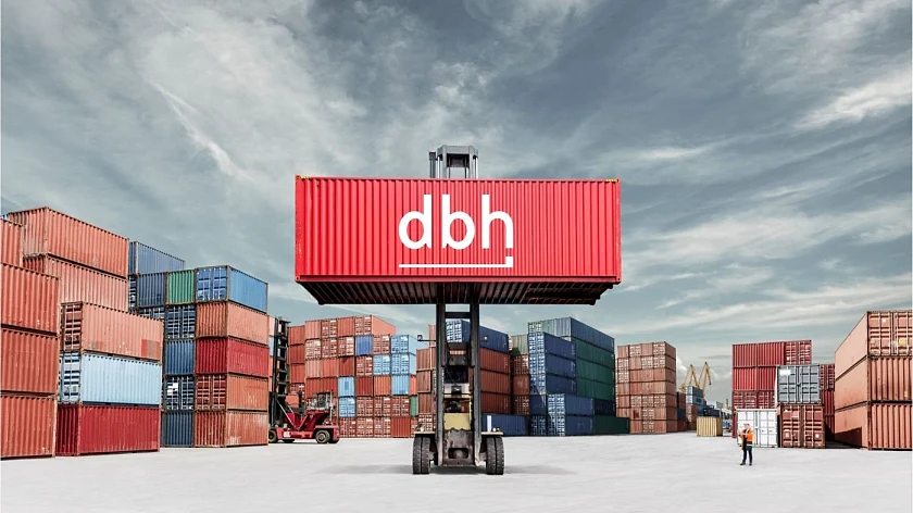 Container-Terminal mit einem mobilen Kran in der Bildmitte