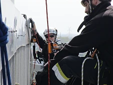 Industriekletterer an einer Wand