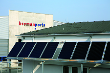 Das Gebäuder der bremenports GmbH & Co. KG mit einer Solaranlage im Vordergrund