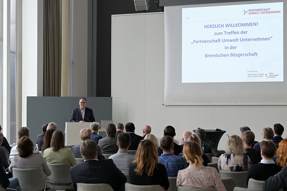 Bj&ouml;rn Fecker, Vertreter der Senatorin f&uuml;r Umwelt, Klima und Wissenschaft, er&ouml;ffnete das Treffen der Umweltpartnerschaft
