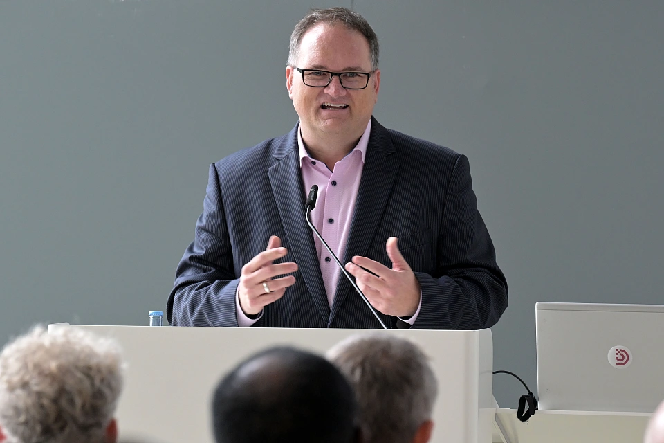 In seinem Gru&szlig;wort erl&auml;uterte Senator Fecker den Dreiklang von Klimaschutz, Klimaanpassung und Kreislaufwirtschaft.