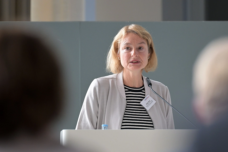 Katja Stolz aus dem Umweltressort stellte das F&ouml;rderprogramm "Schwammstadt" vor.