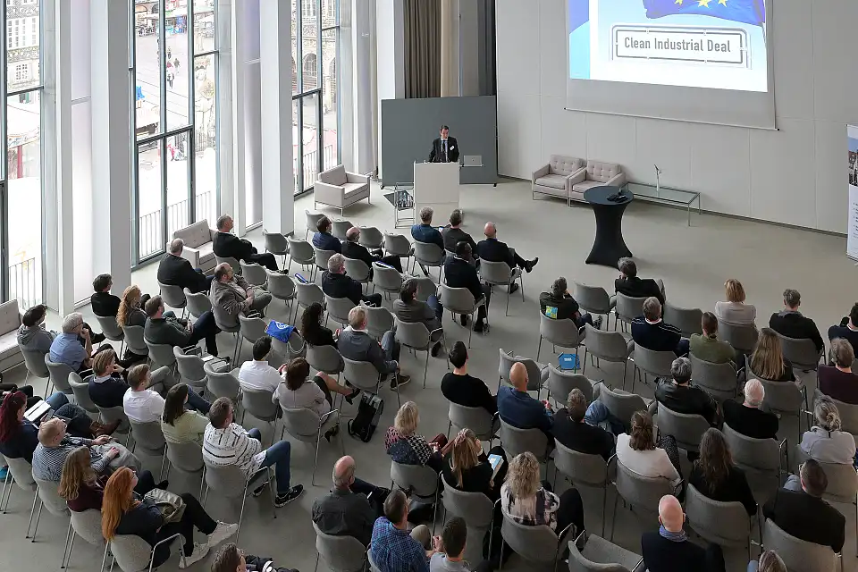 Prof. Dr. Bernd Siebenh&uuml;ner von der Universit&auml;t Oldenburg erl&auml;uterte in seinem Impuls die Omnibus-Pakete der EU.