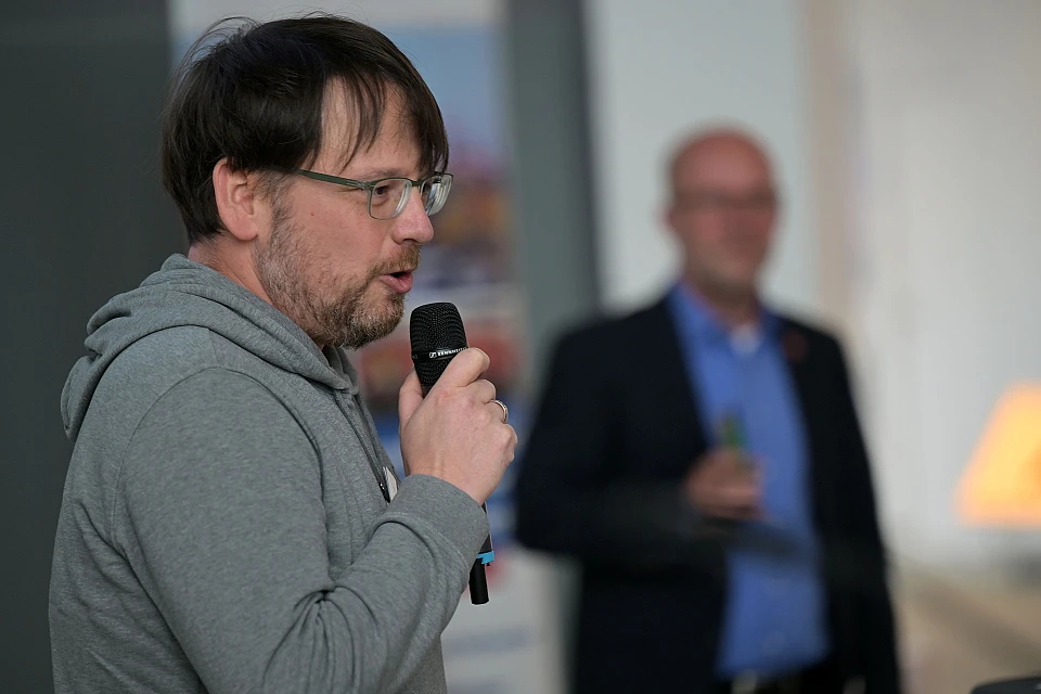 Tobias Jaletzky pitcht zu kooperativen PV-Projekten.