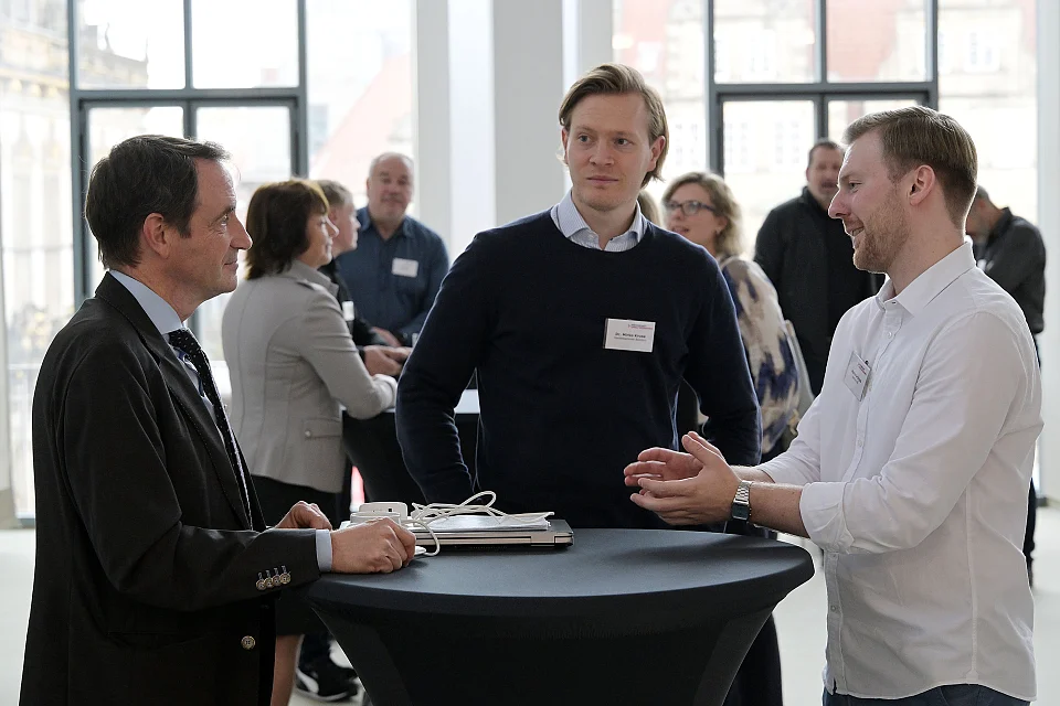 Teilnehmende des Partnertreffens beim Get-together