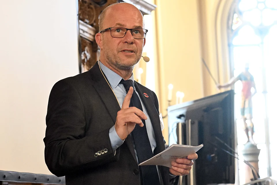 Martin Schulze, Leiter der Gesch&auml;ftsstelle Umwelt Unternehmen, moderierte den Senatsempfang