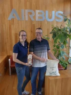 Ralf Walzberg und Kristina Quade von Airbus Defence and Space mit dem Gewinnpaket