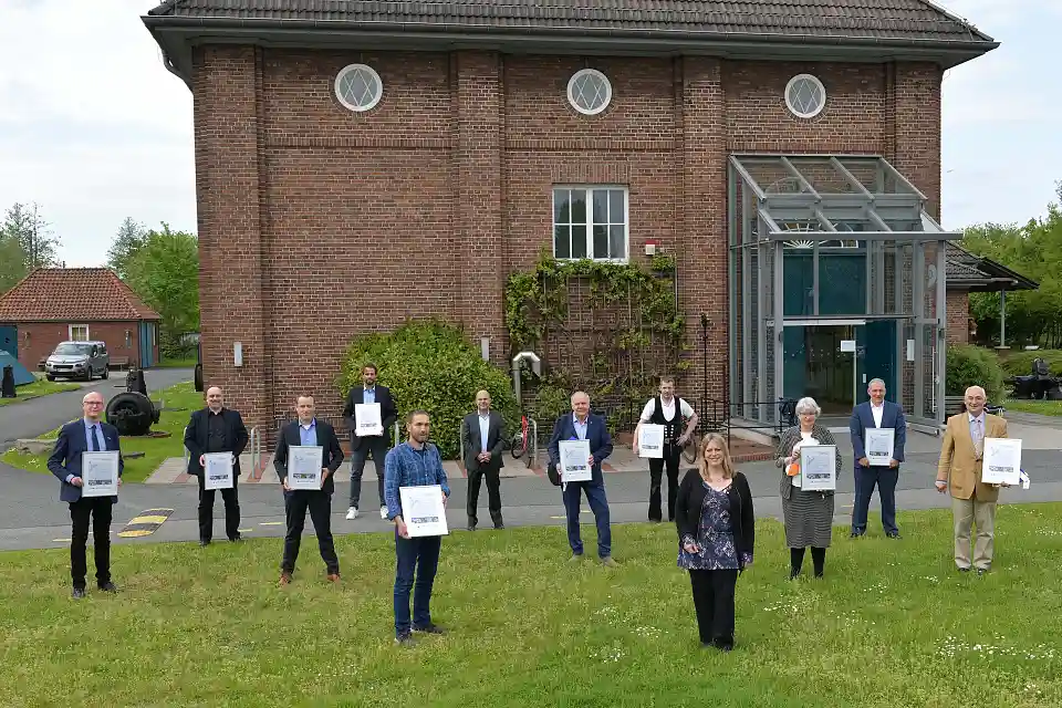 Die zehn neuen Unternehmen mit Aufnahmeurkunden beim Jahresempfang