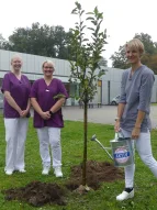 Baumpflanzaktion bei der Kleintierklinik Bremen GmbH