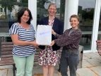 Veronika Pfaff und Martina Barkowski (Bremer Dienstleistungs-Service GmbH) mit Nele Feldkamp von RENN.nord