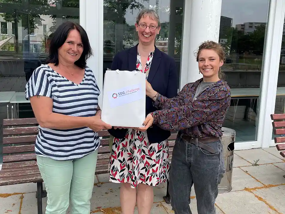 Veronika Pfaff und Martina Barkowski (Bremer Dienstleistungs-Service GmbH) mit Nele Feldkamp von RENN.nord