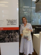 Julia Kasparek von KAEFER SE & Co. KG freut sich über den Gewinn