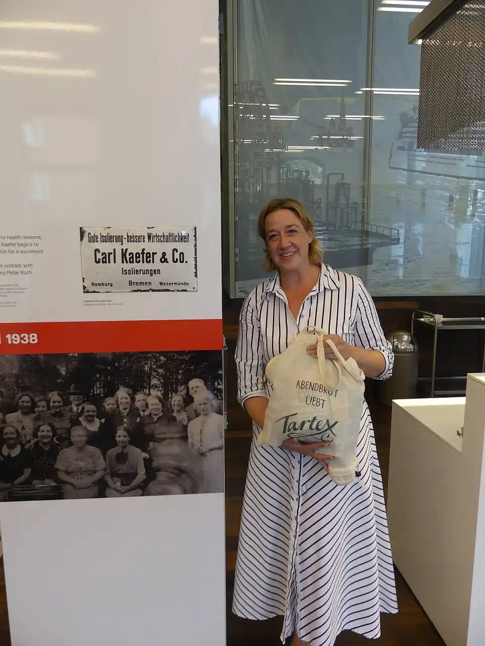 Julia Kasparek von KAEFER SE & Co. KG freut sich &uuml;ber den Gewinn