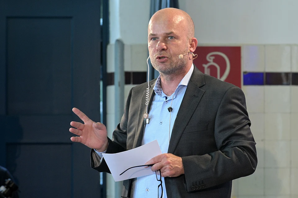 Martin Schulze von der Gesch&auml;ftsstelle Umwelt Unternehmen moderiert