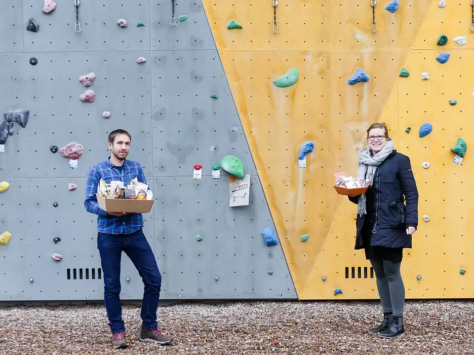 D&eacute;sir&eacute;e Diering von RENN.nord &uuml;bergibt Jonas Loss vom Kletterzentrum Bremen den FairTrade-Pr&auml;sentkorb.