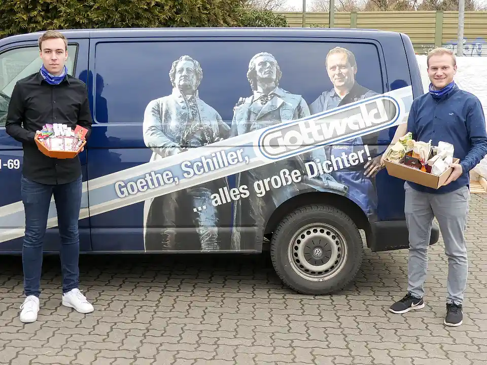 Bjarne Koch und Julian Wulf von Gottwald freuen sich &uuml;ber den Gewinn.