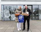 Dr. Binke Dürr und Dr. Ulrich Dürr von der Kleintierklinik Bremen nehmen im Namen des Teams den Präsentkorb entgegen.