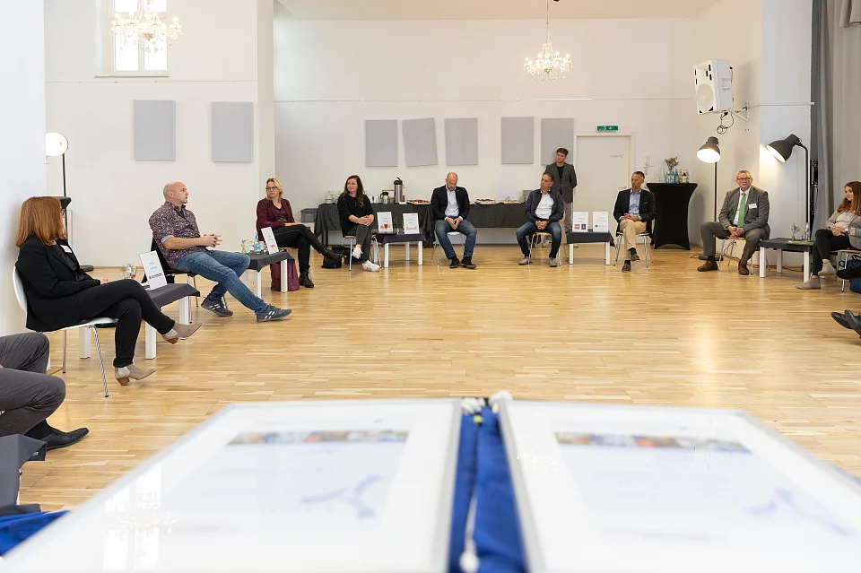 Vertreterinnen und Vertreter der neu aufgenommenen und ausgezeichneten Unternehmen