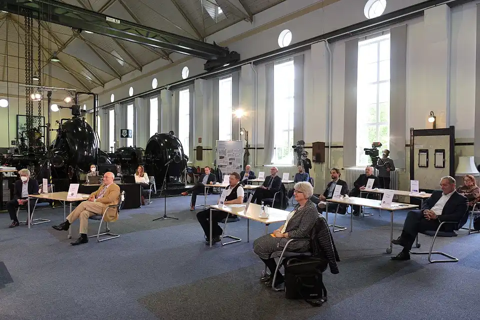 Die Vertreterinnen und Vertreter der neuen Partnerunternehmen