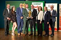 Markus und Harald Rossol (Mitte) freuen sich über die Auszeichnung „Motor des Nordens“. Dazu gratulieren (von links) Christian Meyer-Hammerström (Jury), Annie Heger (Moderatorin des Abends), Bremens Bürgermeister Dr. Andreas Bovenschulte, Karin Beckmann (Jury), Prof. Thomas Albert (Jury) und Prof. Dr. Manfred Weisensee (Jury). Foto: Izabela Mittwollen | Powerhouse Nord
