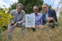 Martin Rode vom BUND Bremen (links) und Staatsrat Jan Fries (rechts im Bild) überreichten die Auszeichnungsurkunde an Philipp-J. von der Heide, Geschäftsführer der dextra FM GmbH & Co. KG.