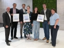Aufnahme der neuen Partnerunternehmen: V.l.n.r. Martin Schulze (Geschäftsstelle Umwelt Unternehmen), Jan-Peter Nissen (Kreutzträger Kältetechnik GmbH & Co. KG), Sven Bange, Anita Schüttler (neuland – Büro für Informatik GmbH), Marina Klein, Michael Vespermann (ÖkoNet gGmbH), Umweltsenatorin Dr. Henrike Müller.